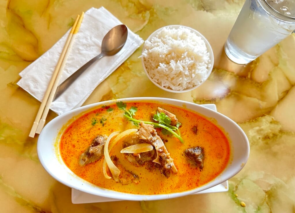 bowl of oxtail curry with white rice